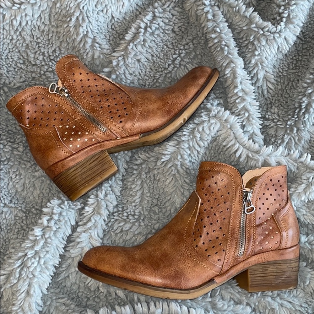 NWOT Brown booties